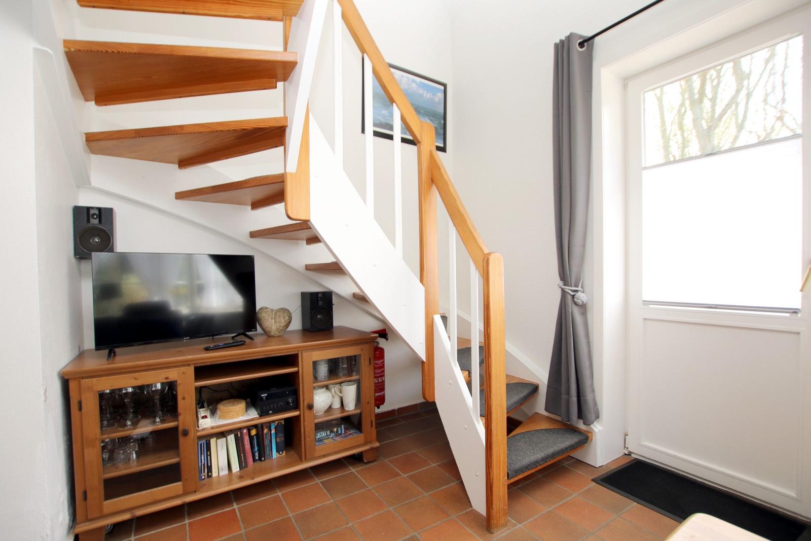 TV und Treppe ins 1 OG