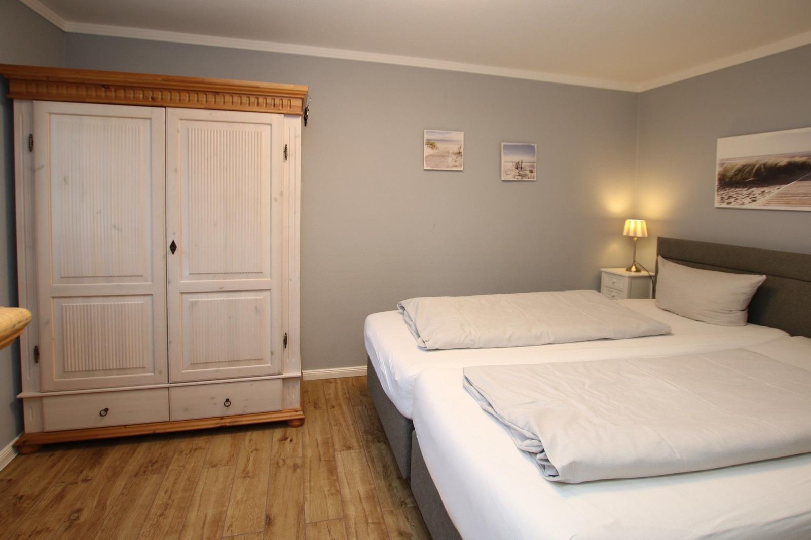 Schlafzimmer mit Kleiderschrank