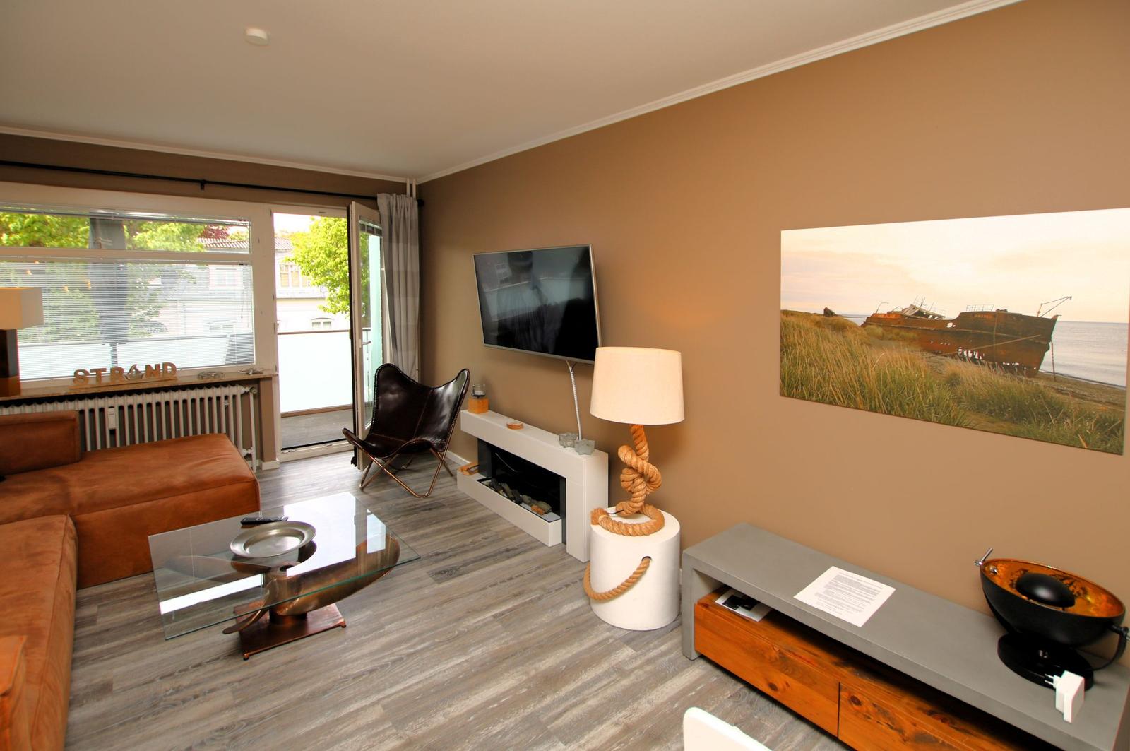 Wohnzimmer mit Südbalkon