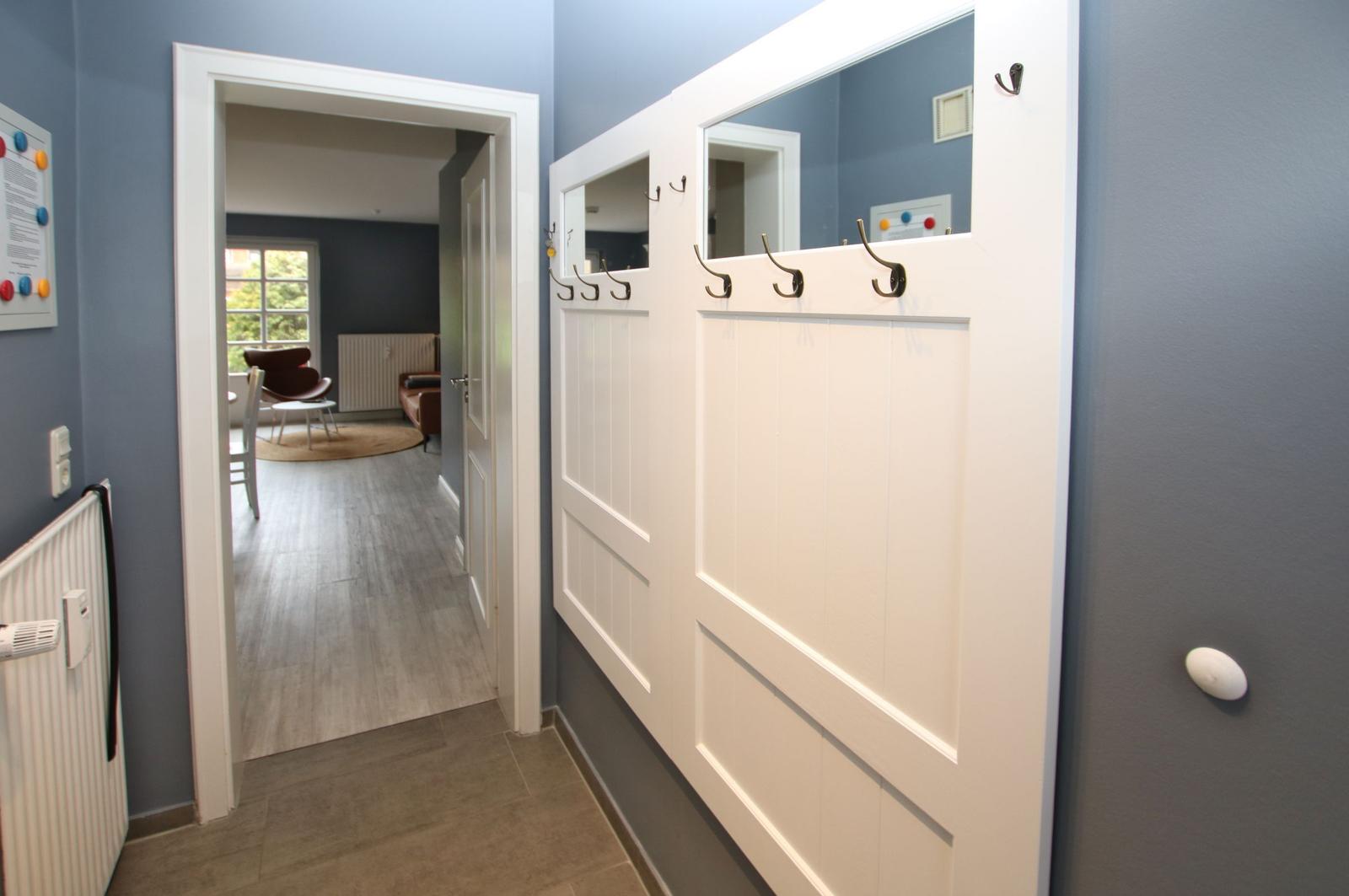 Eingangsbereich mit Garderobe und Blick in Wohnzimmer