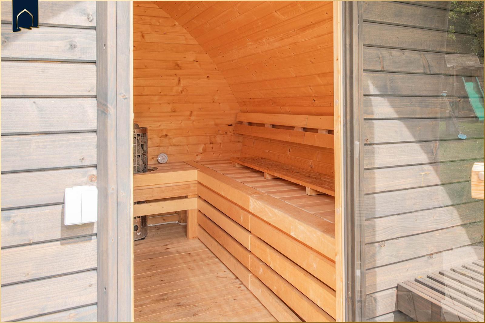 Sauna mit Holzbank und Heizung im Außenbereich
