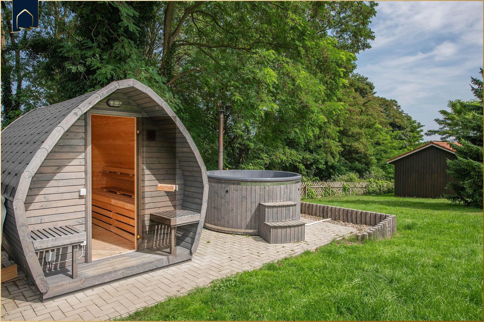 Hütte mit Sauna und Whirlpool im Garten