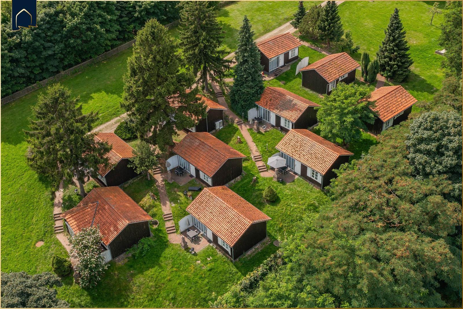 Ländliche Ferienhäuser mit Terrassen und Grünanlagen