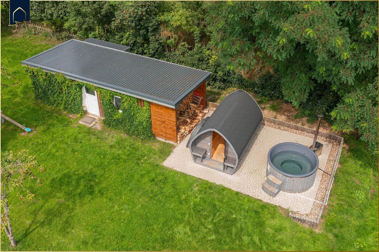 Hütte mit Sauna und Whirlpool im Grünen