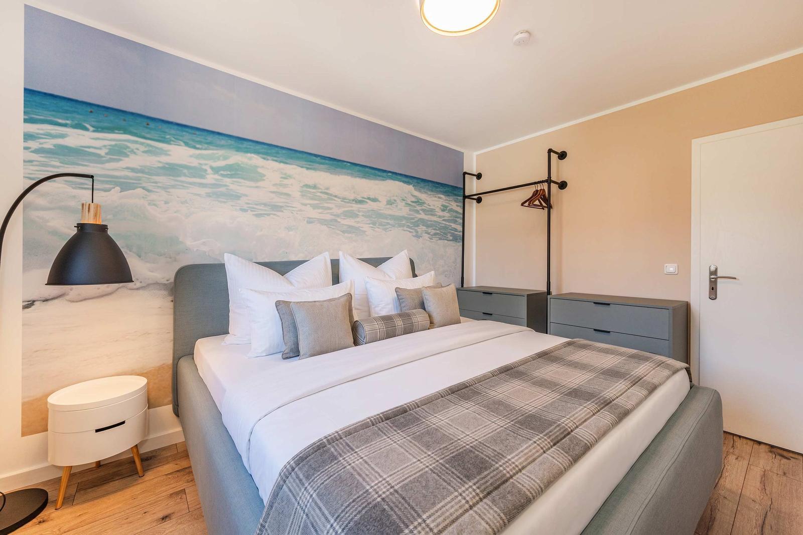 Schlafzimmer mit Bett, Wandbild und Kleidersystem