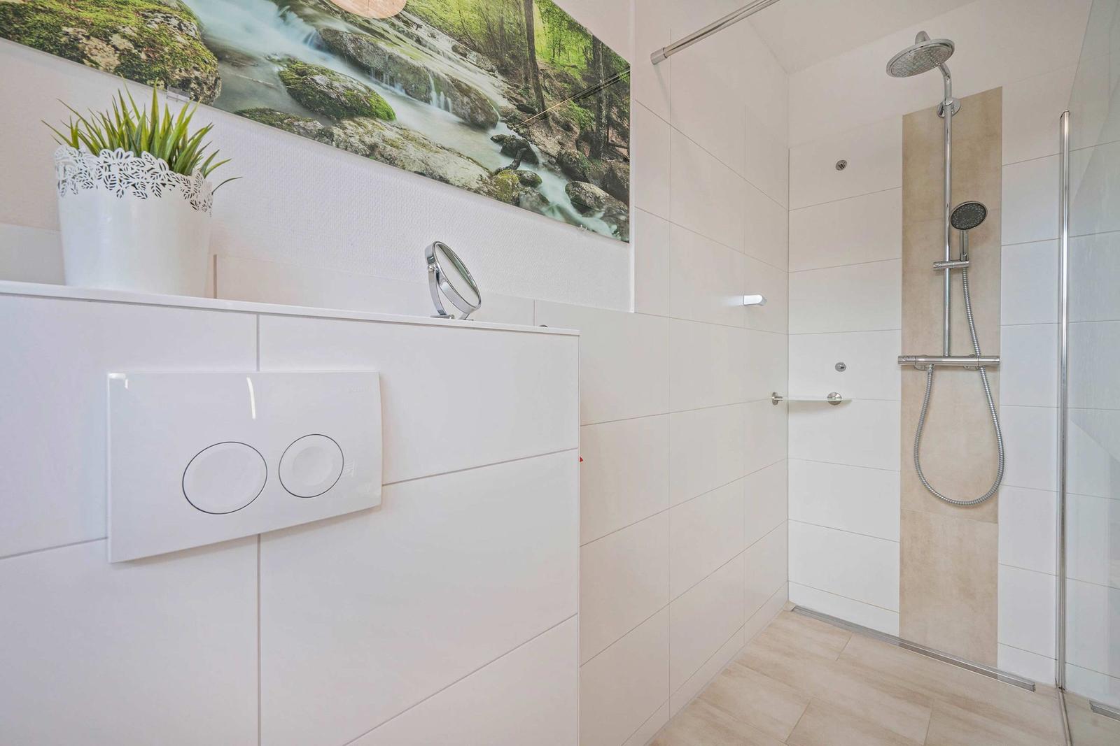 Bad mit Dusche, WC und Wandbild. Fliesen und Holzoptik.