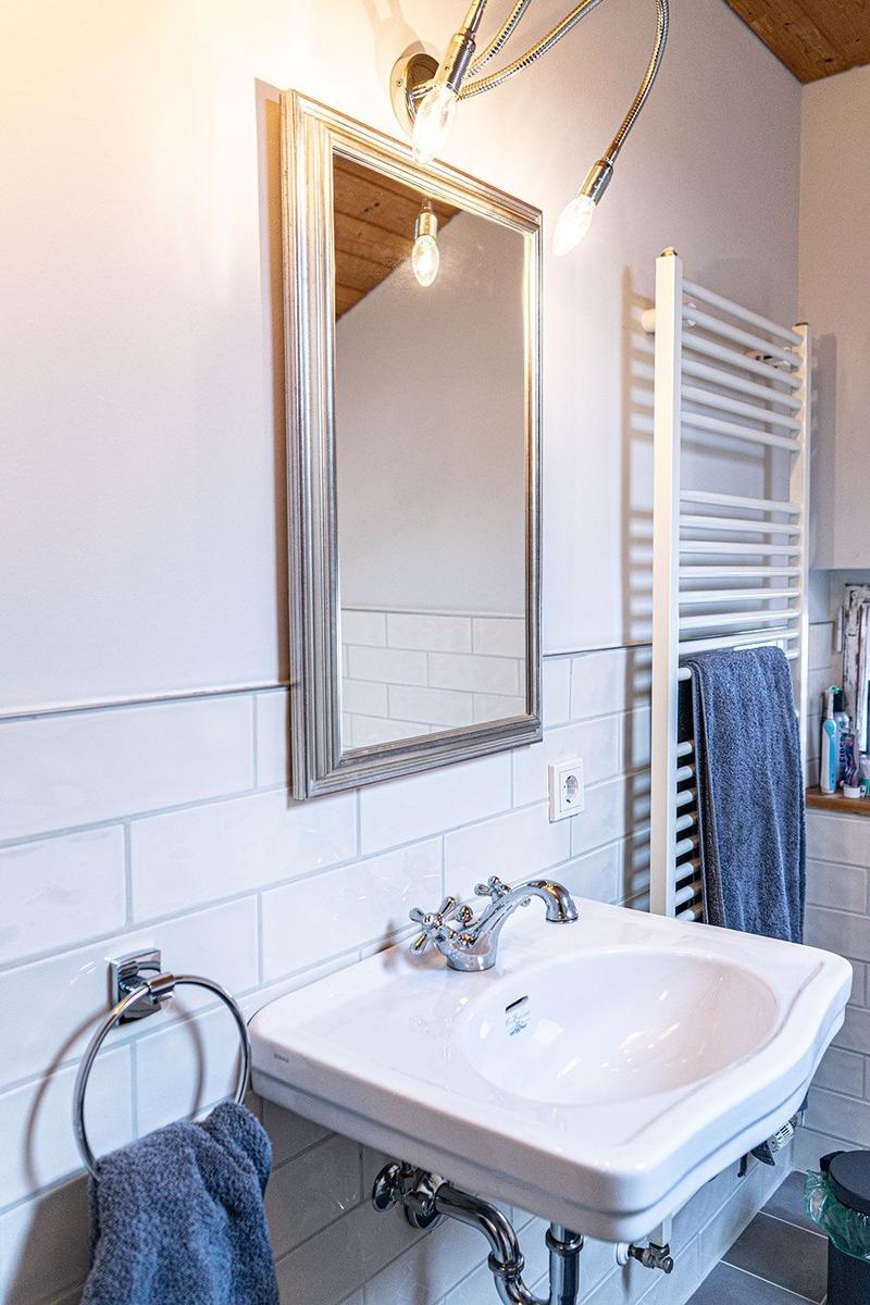 Sink with mirror and towel rack on the wall