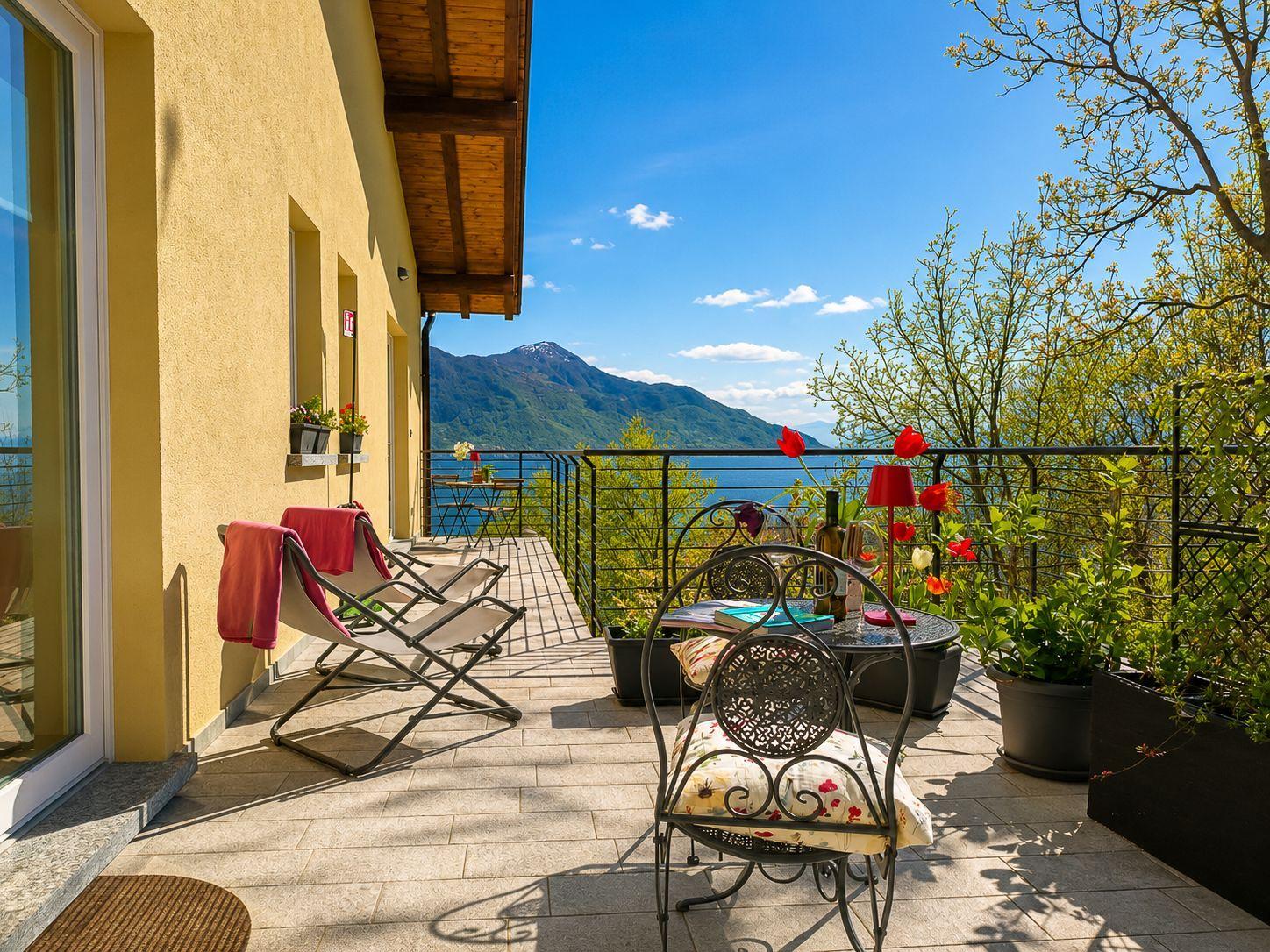 sonnige Terrasse mit Sitzmöglichkeit