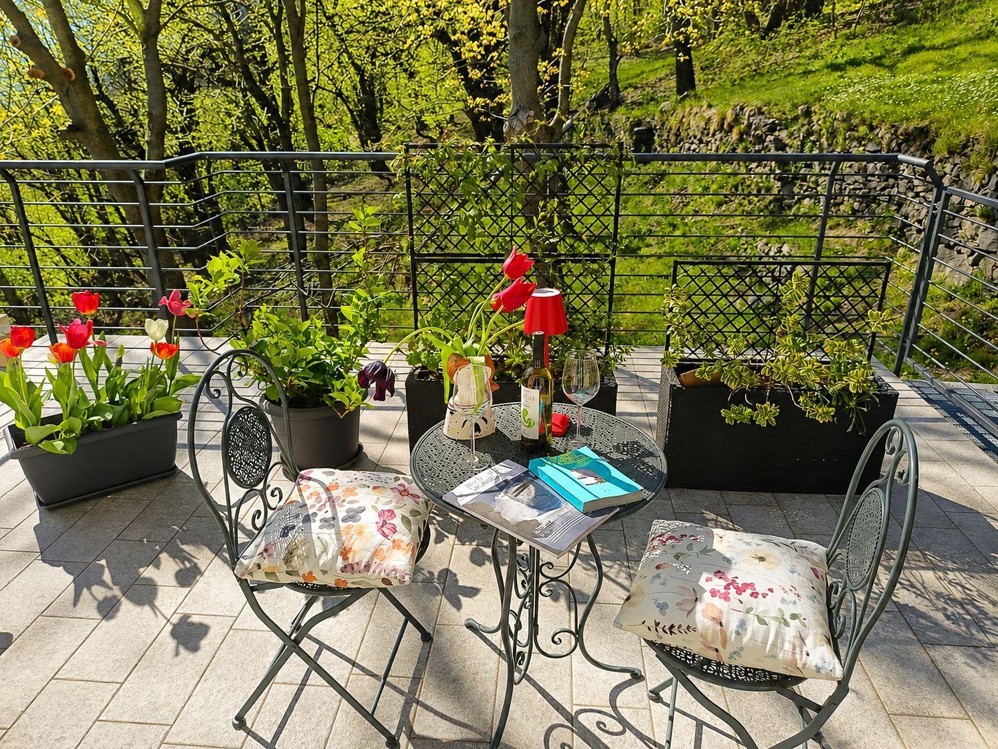 sonnige Terrasse mit Sitzmöglichkeit
