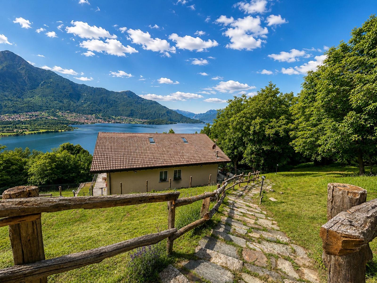 Weg zum Haus und Blick auf das Ferienhaus