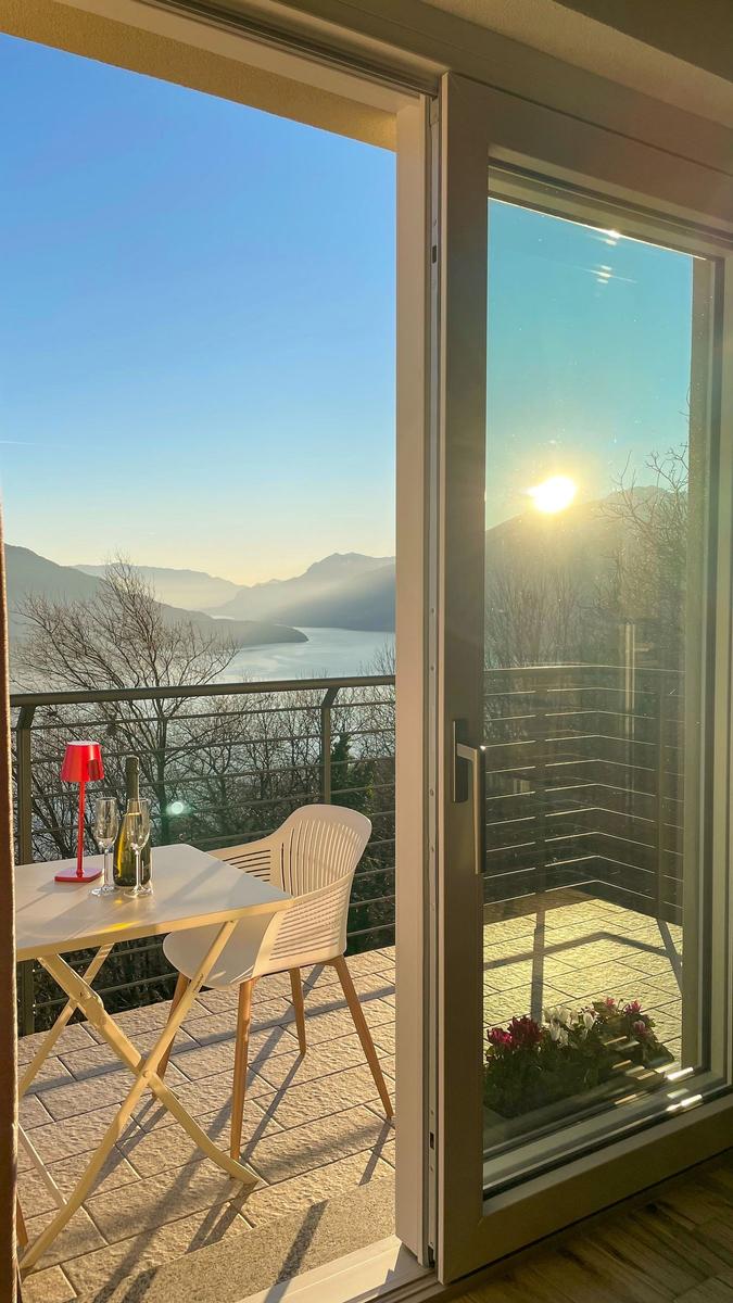 sonniger Balkon mit großer Glasfront