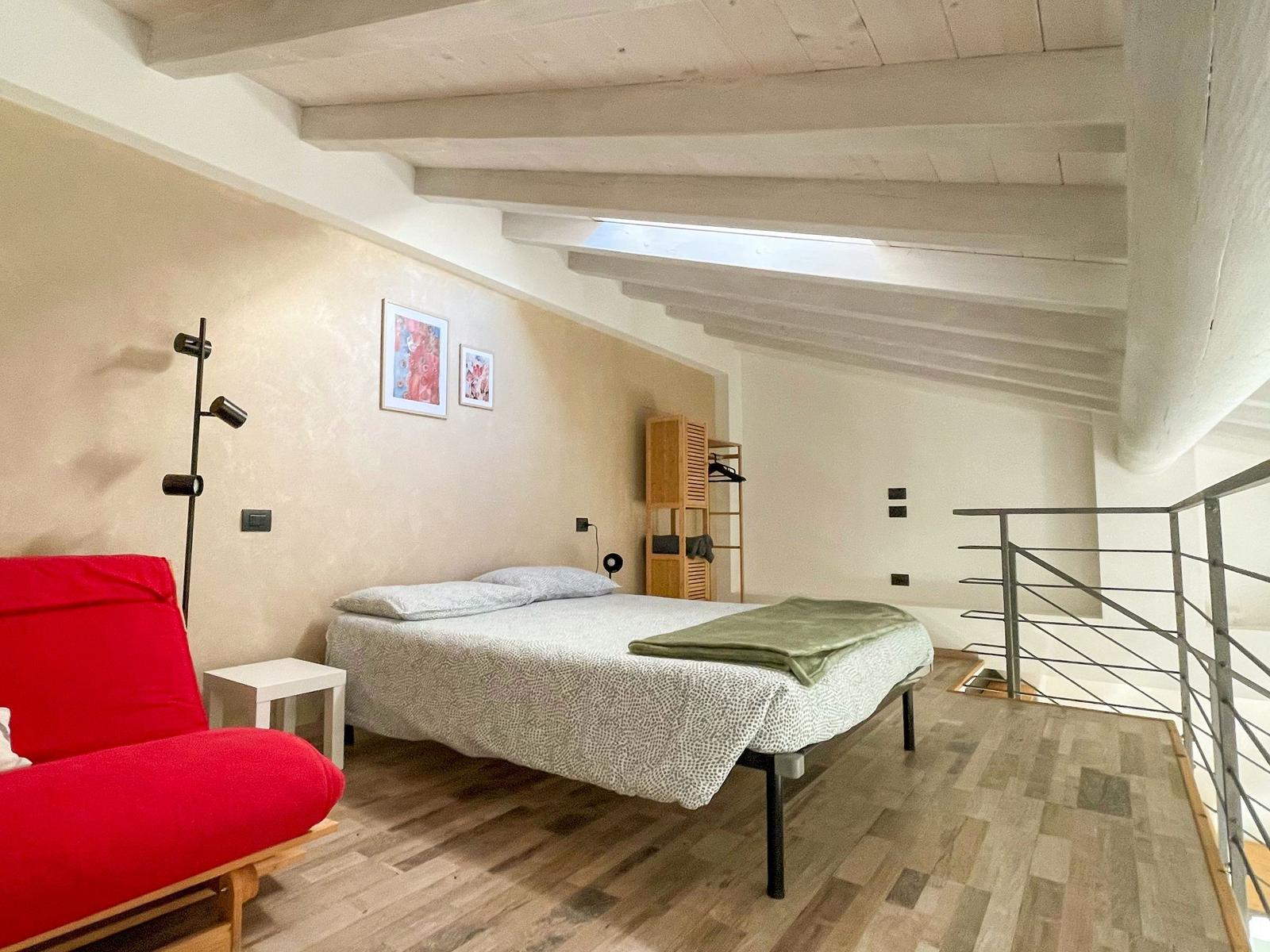 großes Schlafzimmer mit großem weichem Doppelbett