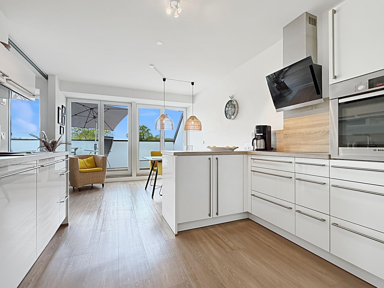 Moderne Küche mit Blick auf Balkon und See