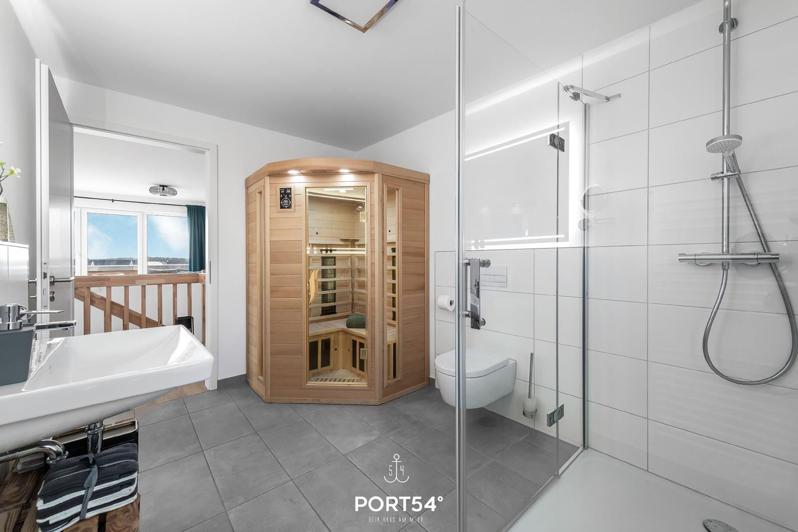 Bad mit Dusche, Toilette und Sauna. Blick auf Balkon.