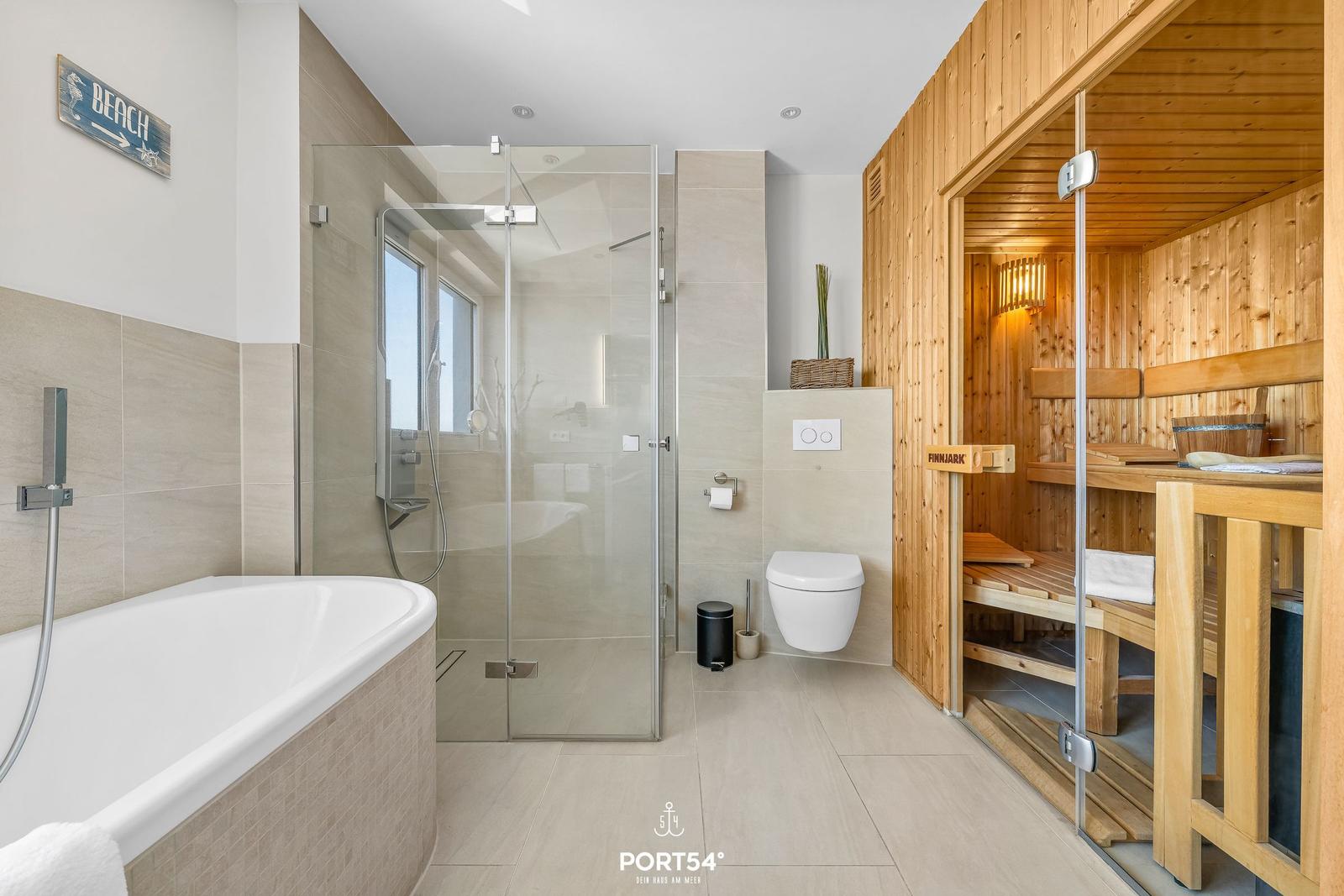 Bad mit Dusche, Badewanne und Sauna. Holzwände und moderne Sanitäreinrichtungen.