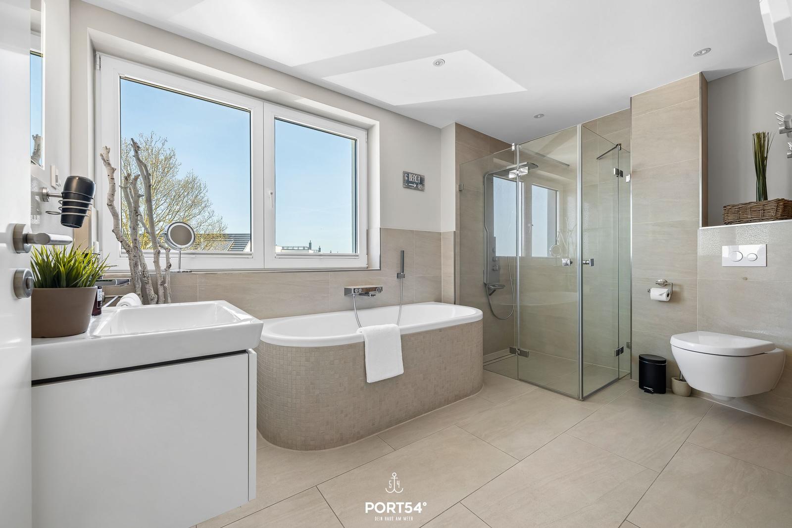 Bad mit Badewanne, Dusche und Fensterblick.