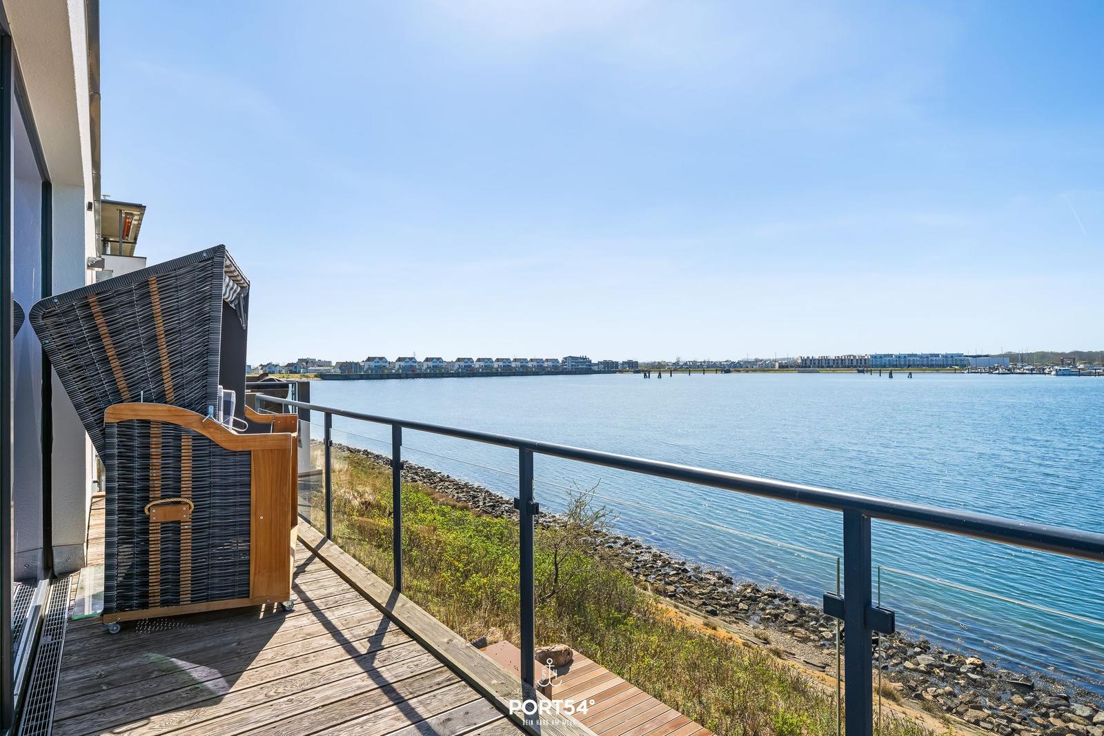 Terrasse mit Blick auf Wasser und gegenüberliegende Gebäude