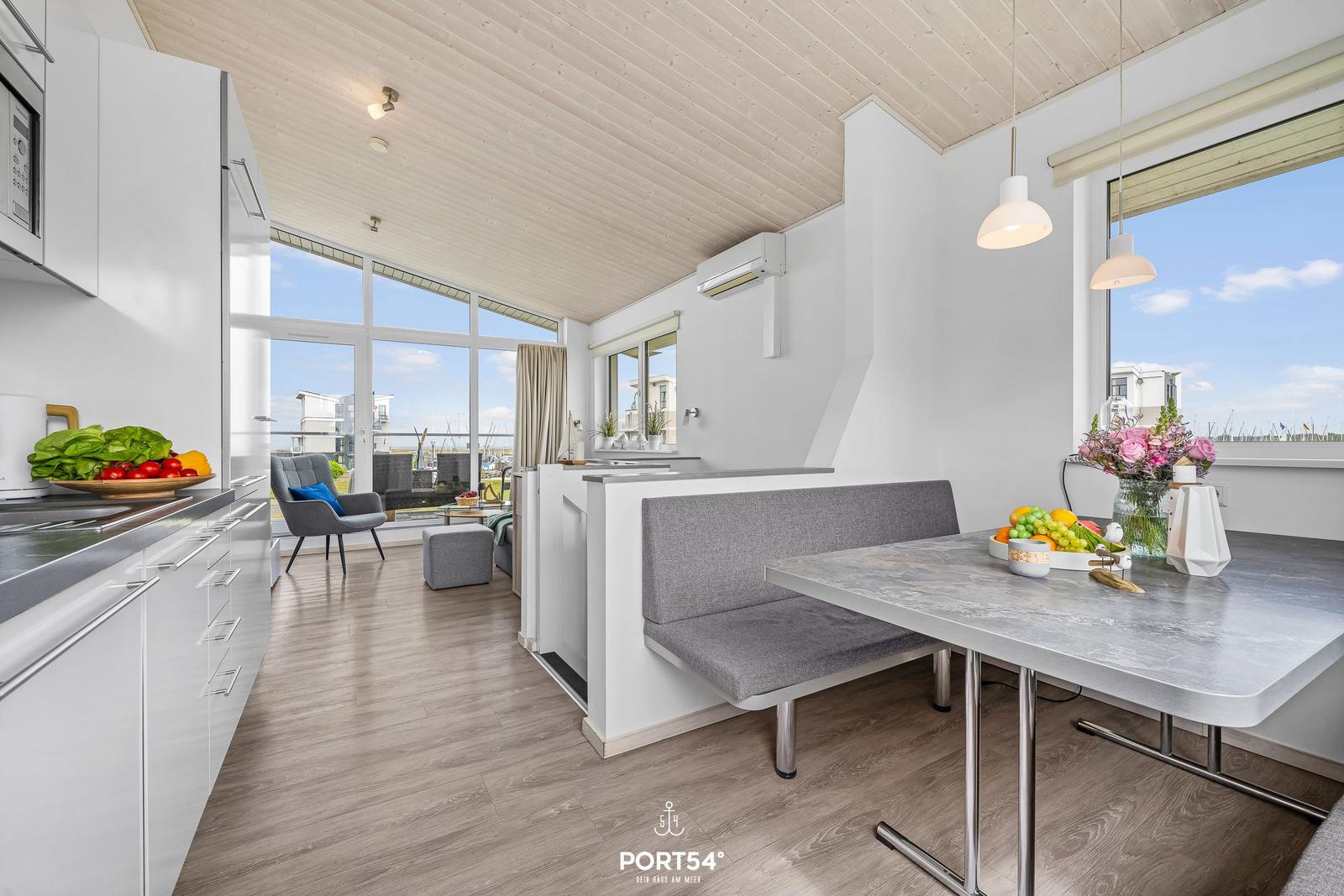 Moderne Küche mit Essbereich und Blick auf den Hafen.