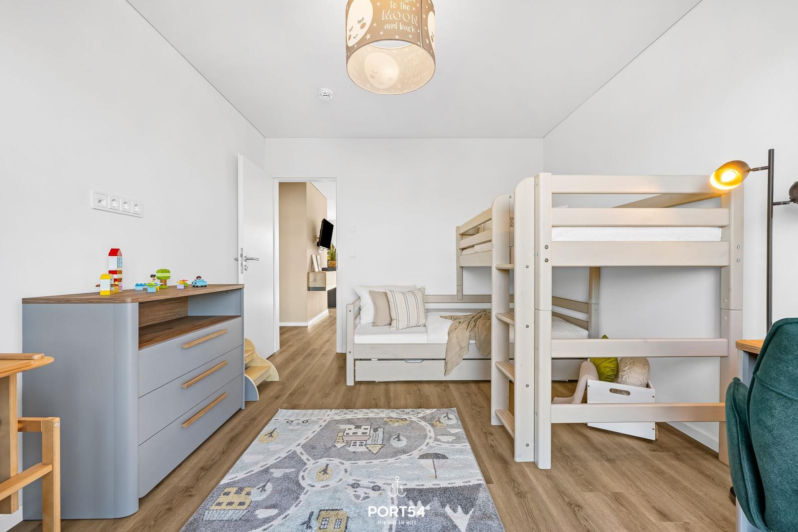 Schlafzimmer mit Doppelstockbett, Kleiderschrank und Teppich