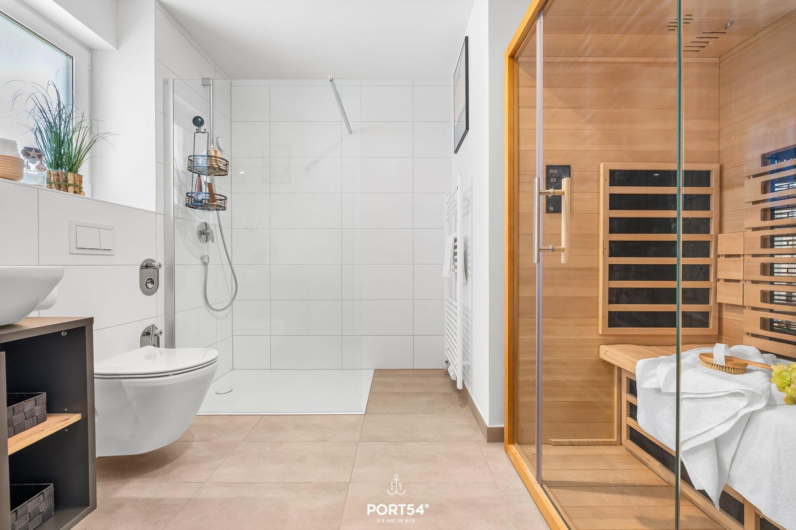 Bad mit Dusche, Toilette und Sauna