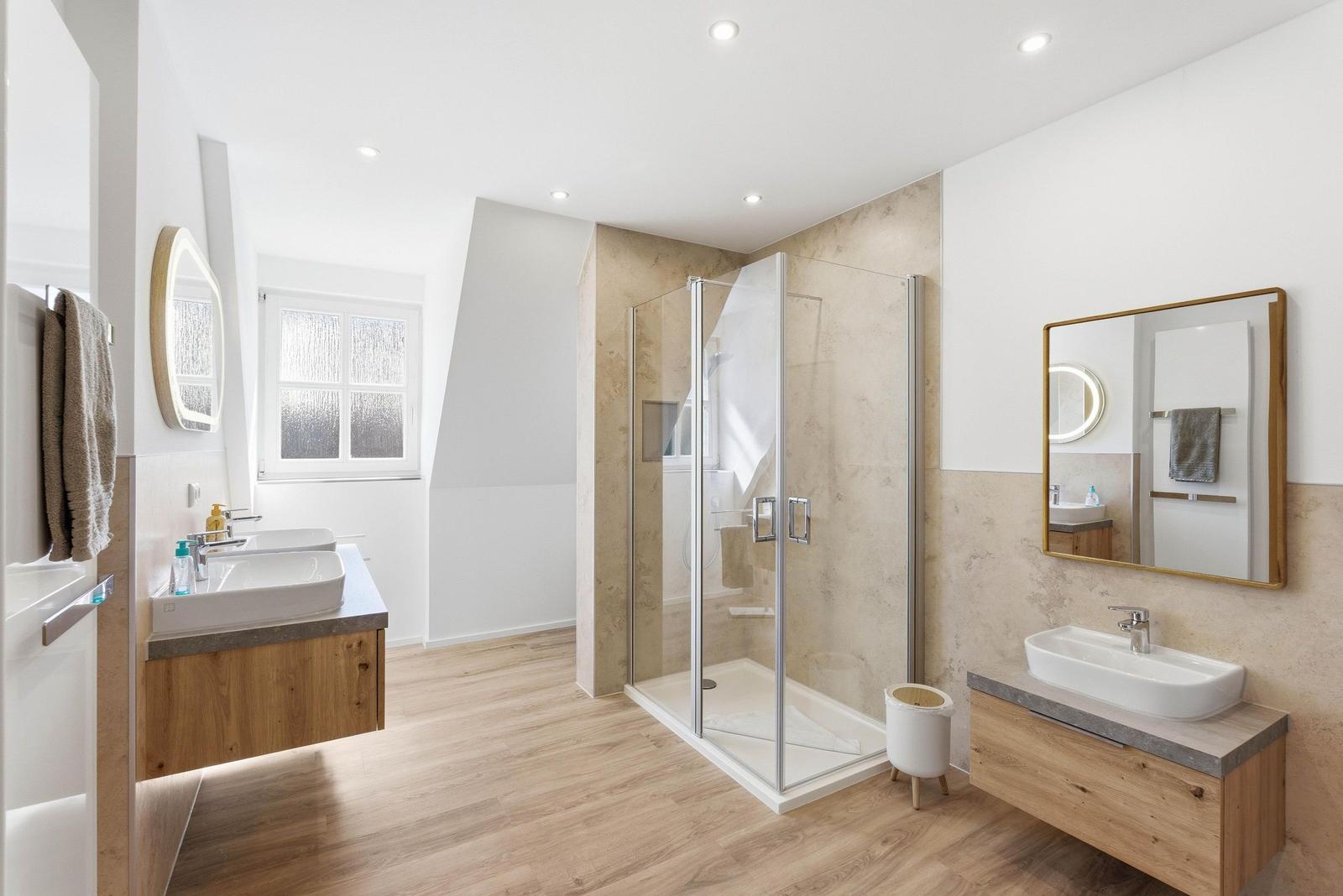 Badezimmer mit Dusche und WC im 1. OG