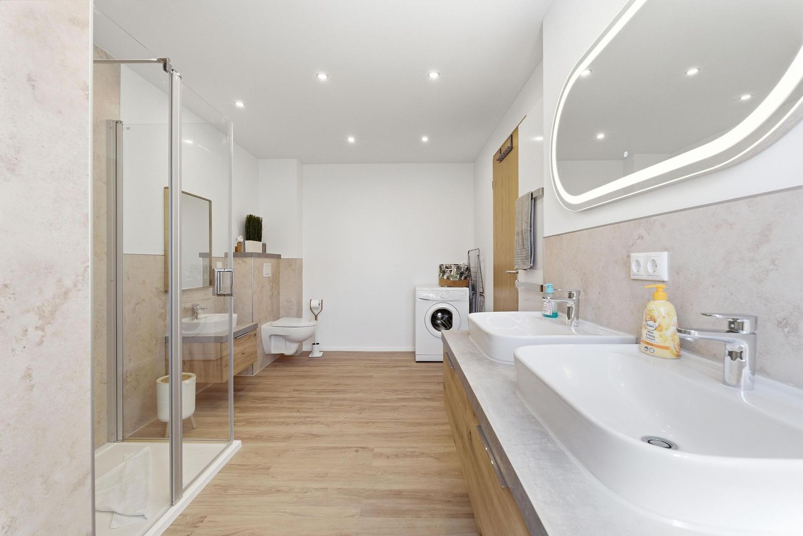 Badezimmer mit Dusche, Waschmaschine und WC im 1. OG
