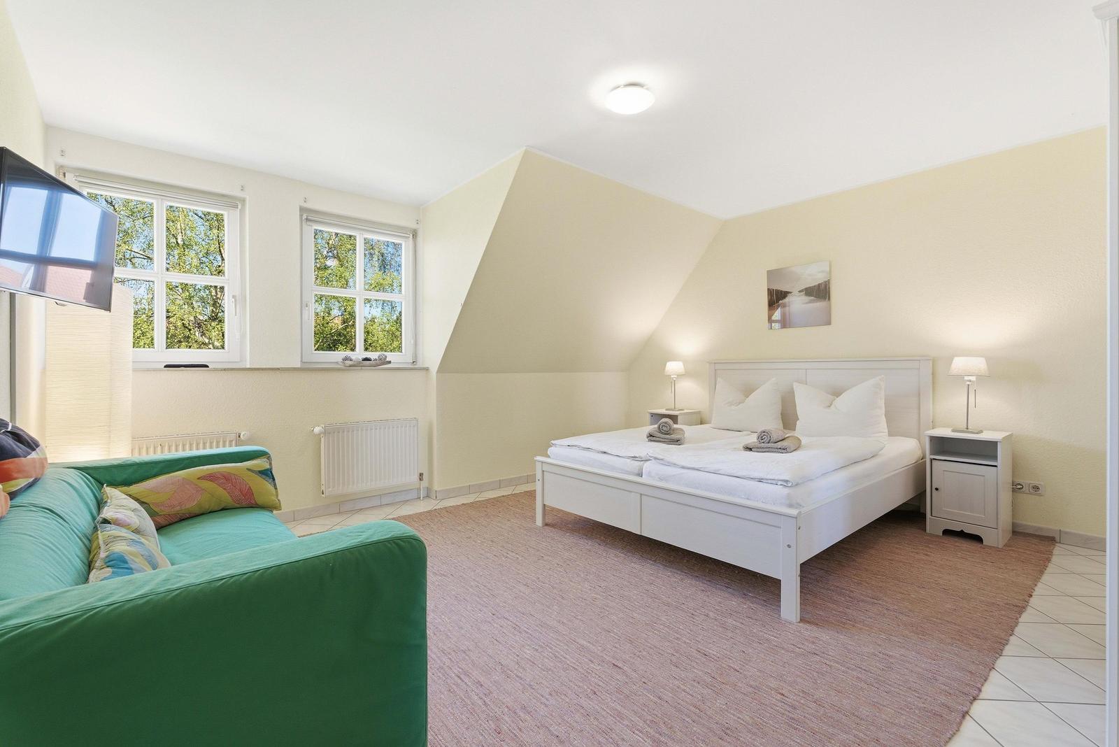 Schlafzimmer mit Doppelbett 1. OG