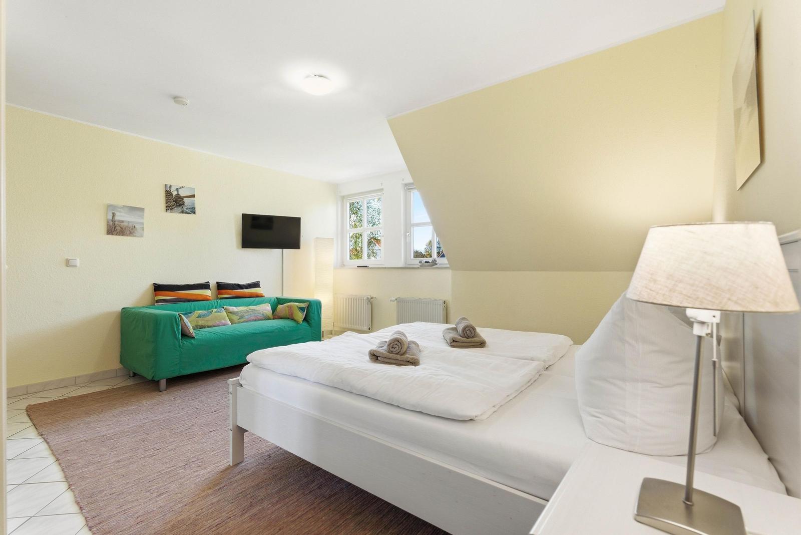Schlafzimmer mit Doppelbett und TV im 1. OG