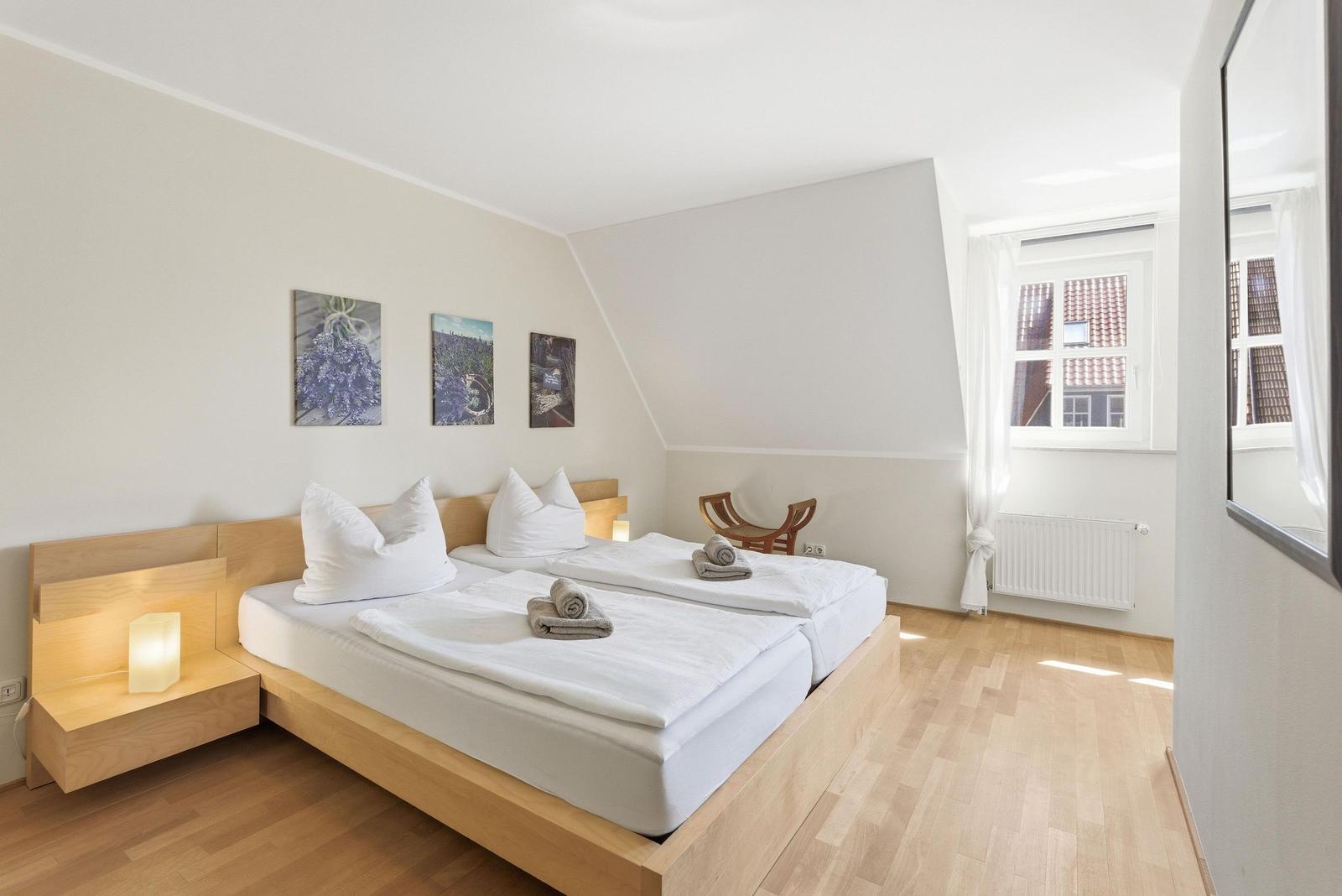 Schlafzimmer mit Doppelbett 1. OG