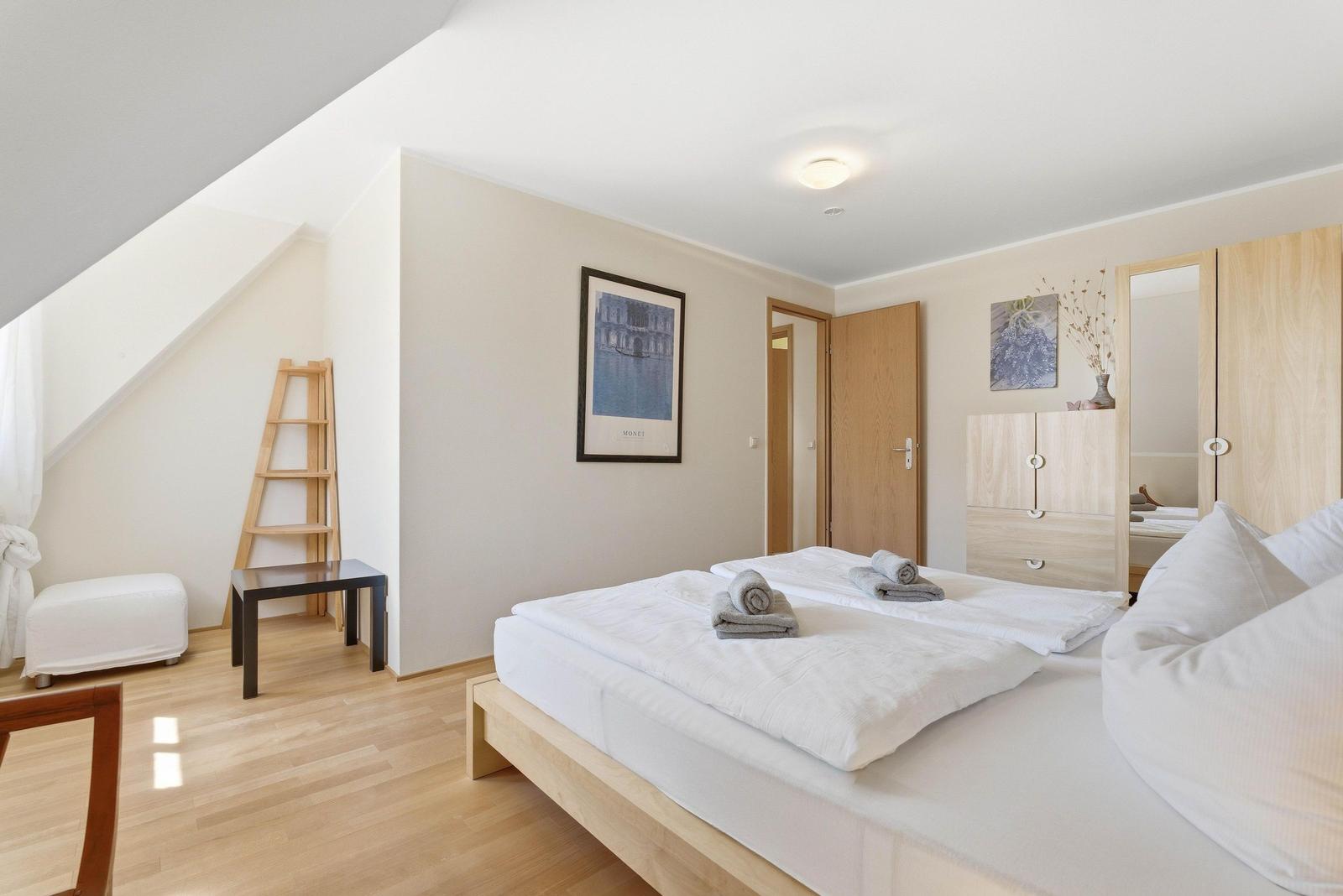 Schlafzimmer mit Doppelbett 1. OG