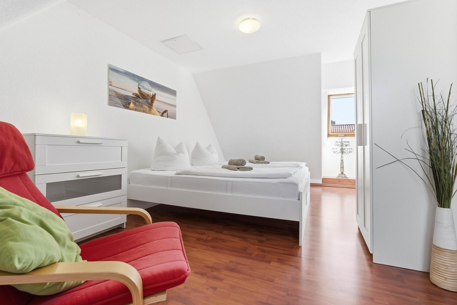 Schlafzimmer mit Doppelbett im DG