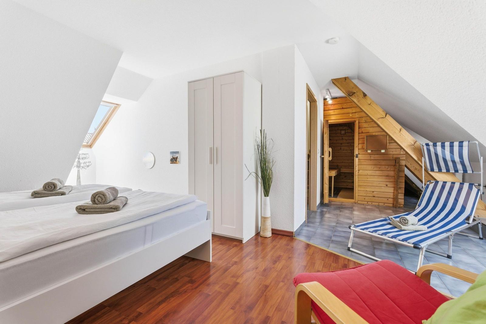Schlafzimmer mit Doppelbett und Sauna im DG