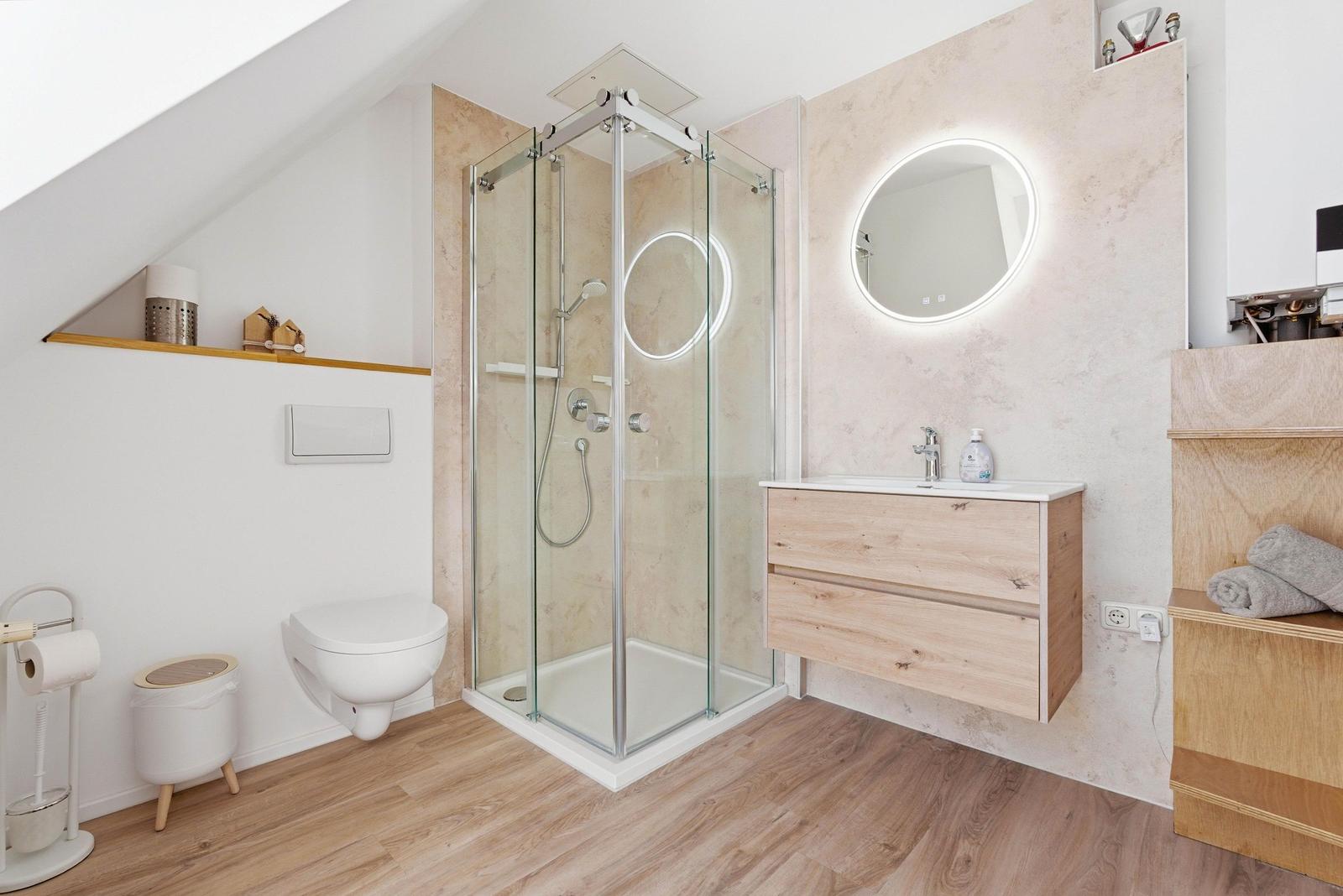 Badezimmer mit Dusche und WC im DG