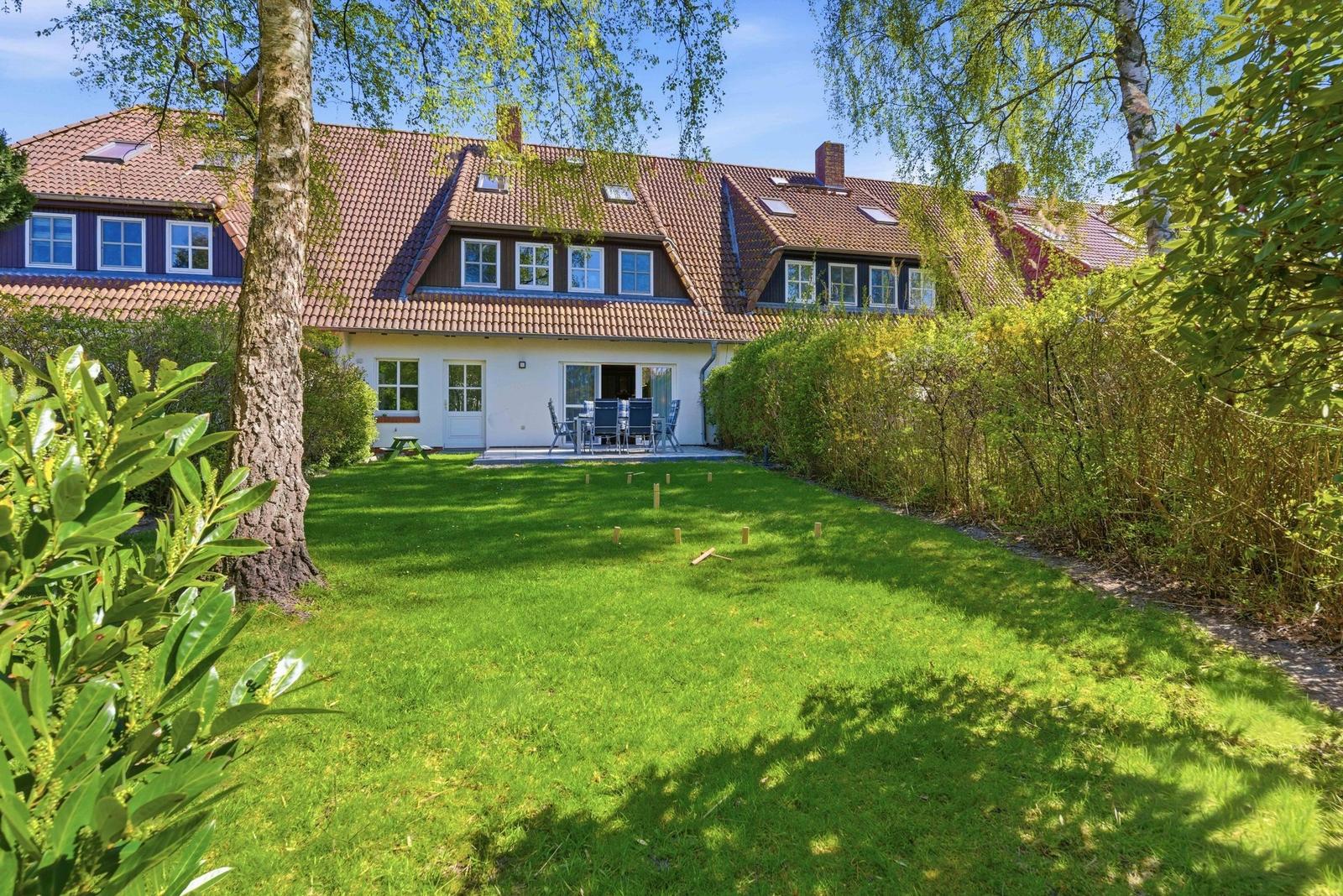 Blick aus dem Garten zur Terrasse
