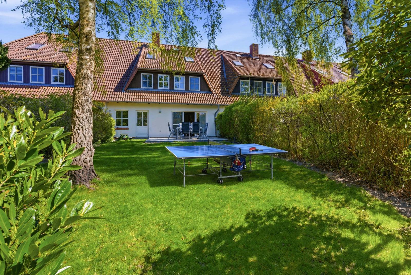 Blick aus dem Garten mit Tischtennisplatte