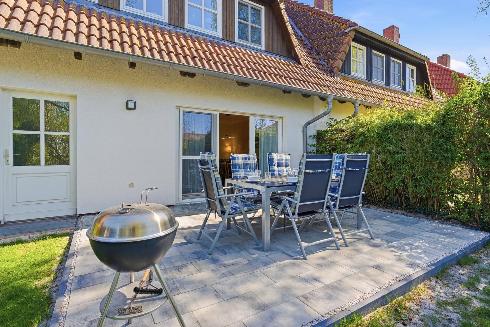 Terrasse mit Grill und Esstisch