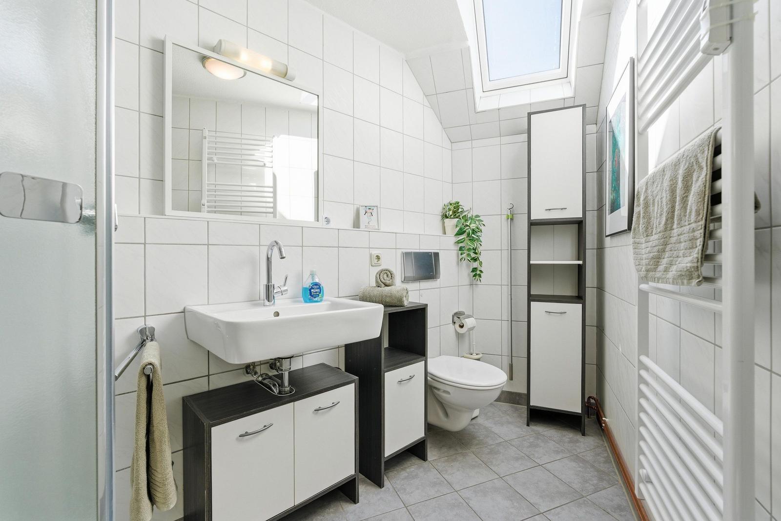 Bad mit Dusche und WC