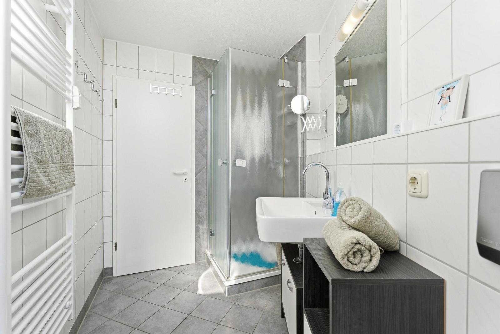 Bad mit Dusche und WC