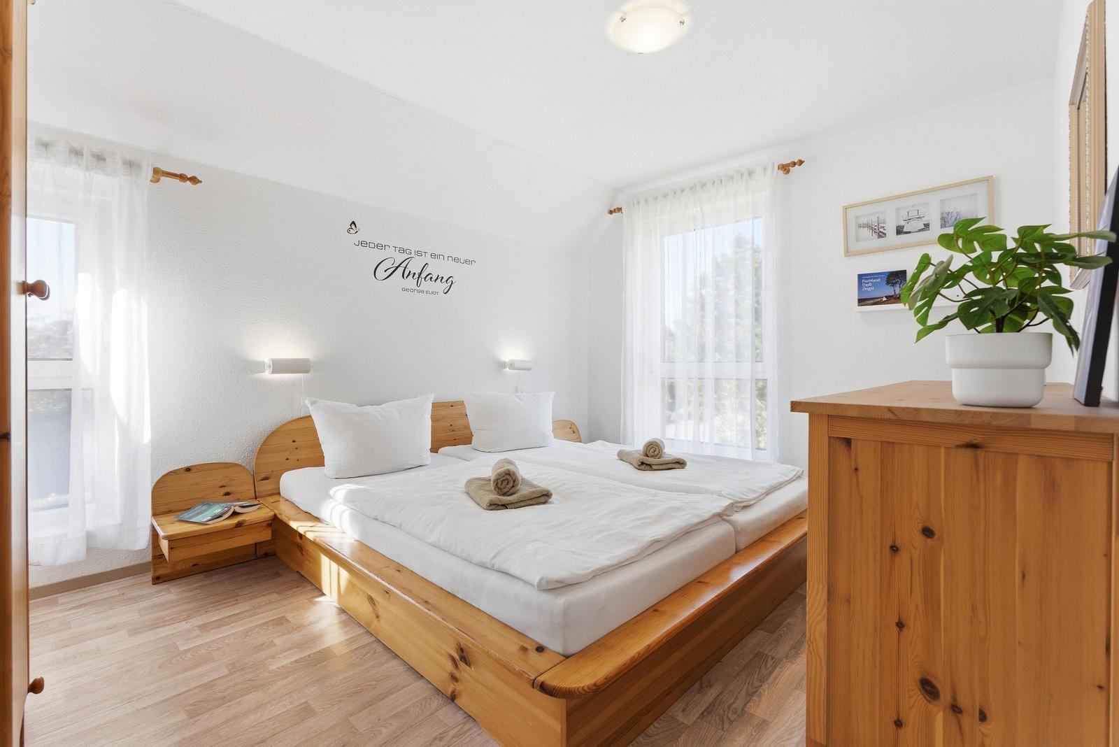 Schlafzimmer mit Doppelbett