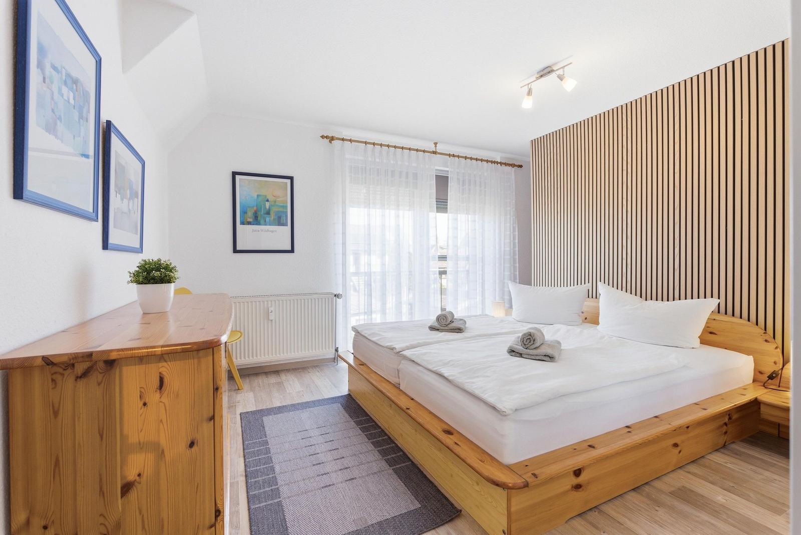 Schlafzimmer mit Doppelbett