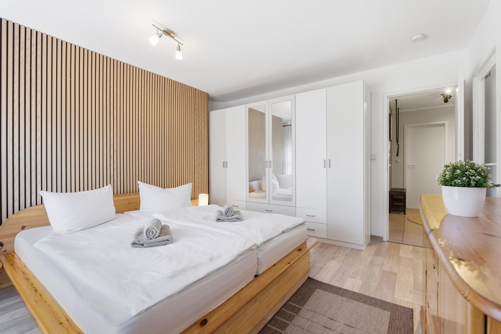 Schlafzimmer mit Doppelbett
