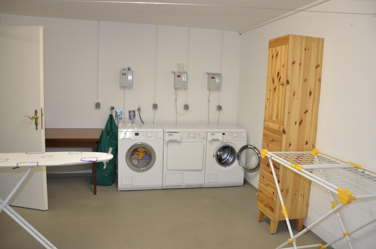 Wäscheservice mit Waschmaschine, Trockner und Wäscheständer.