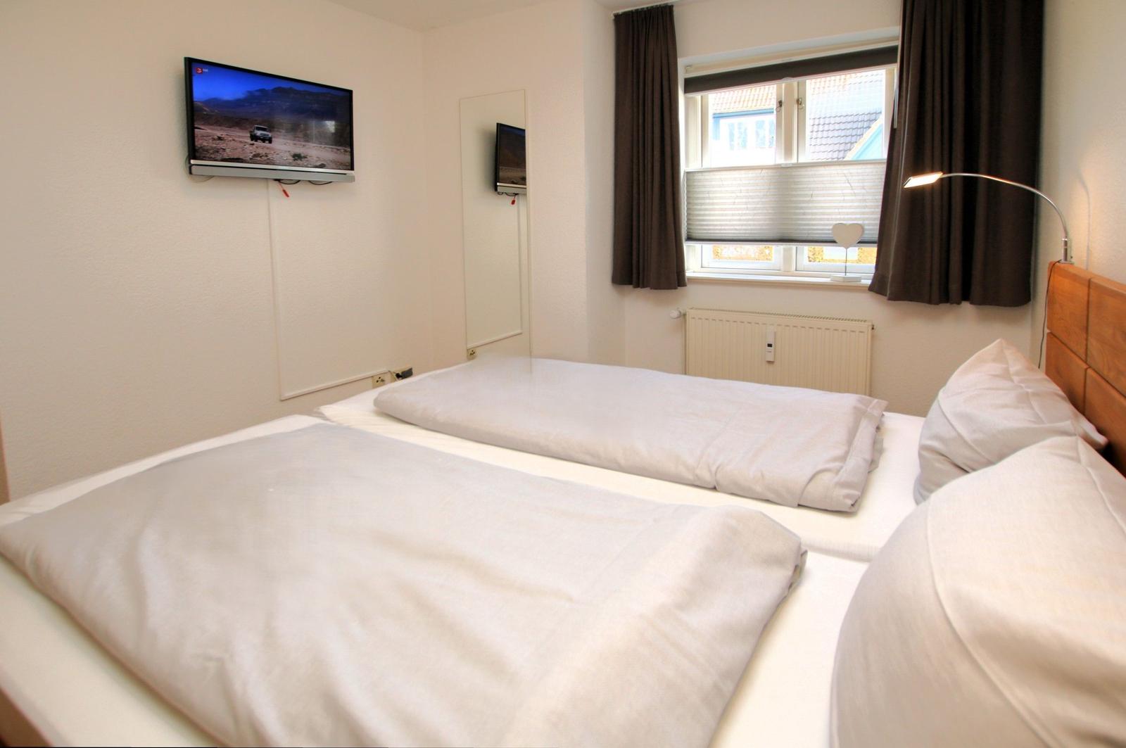 gemütliches Doppelbett mit TV
