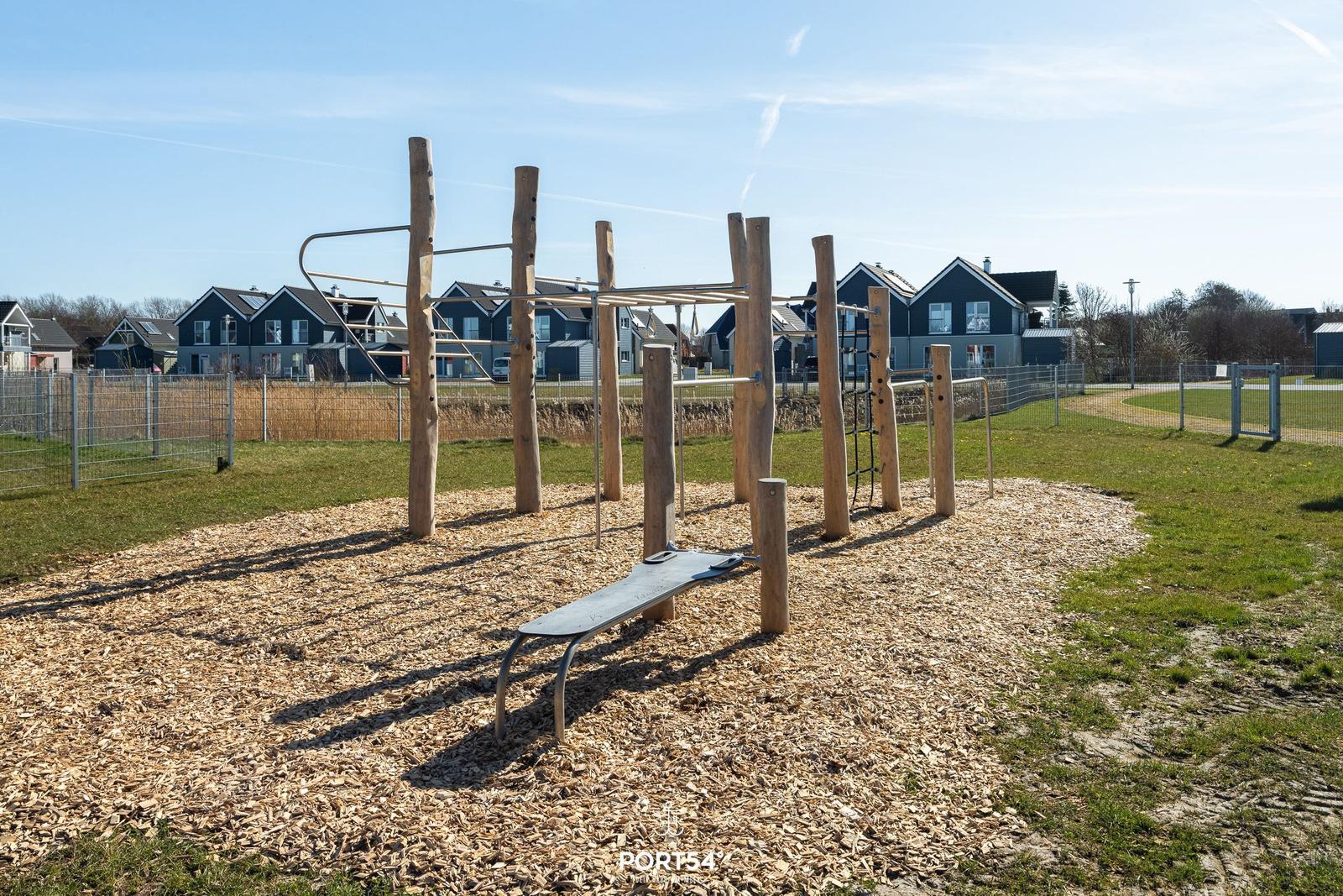 Holzgestützte Fitnessanlage auf Kiefernsplitterschicht im Freien
