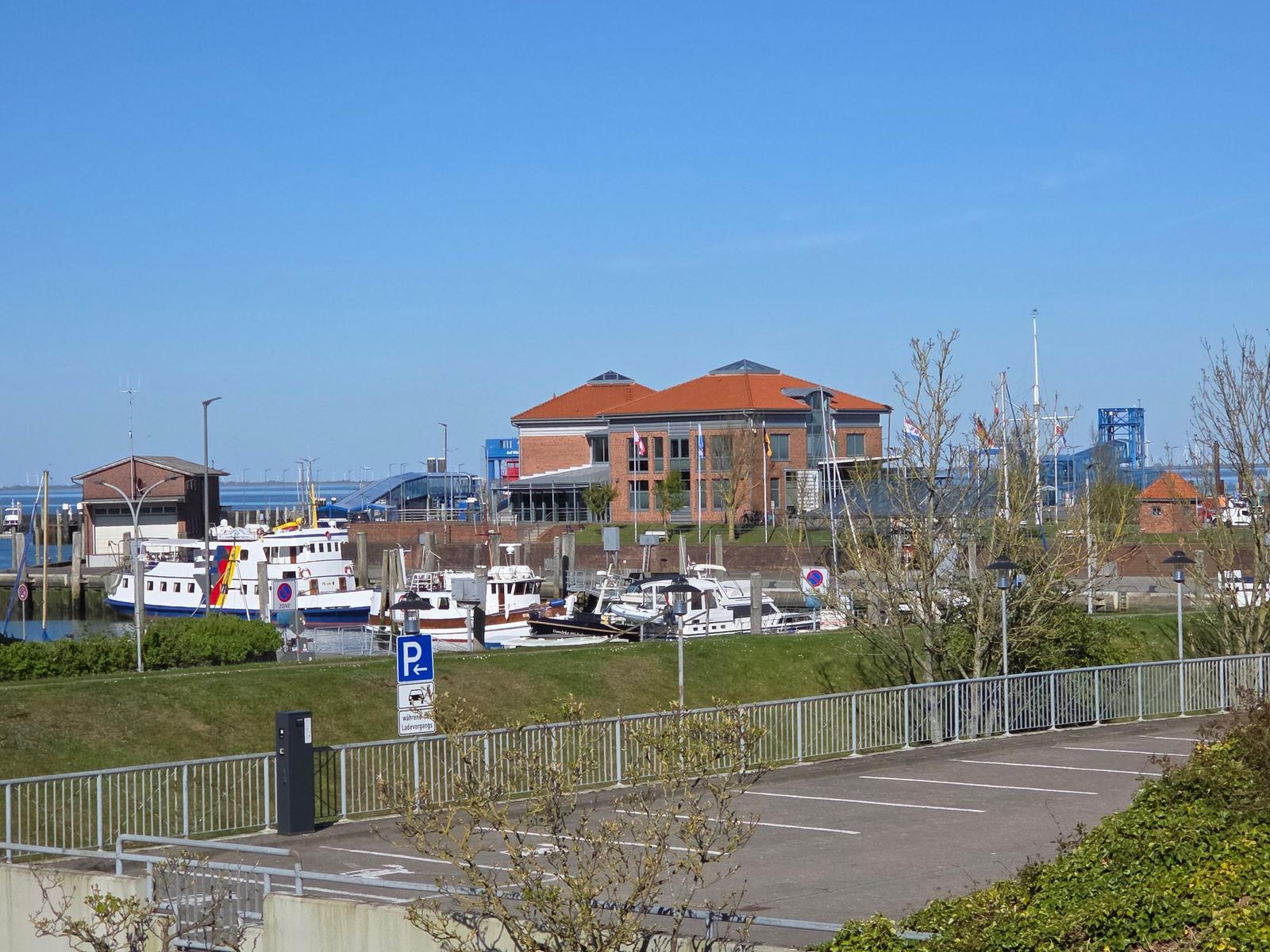 Hafen mit Booten und rotem Gebäude im Hintergrund