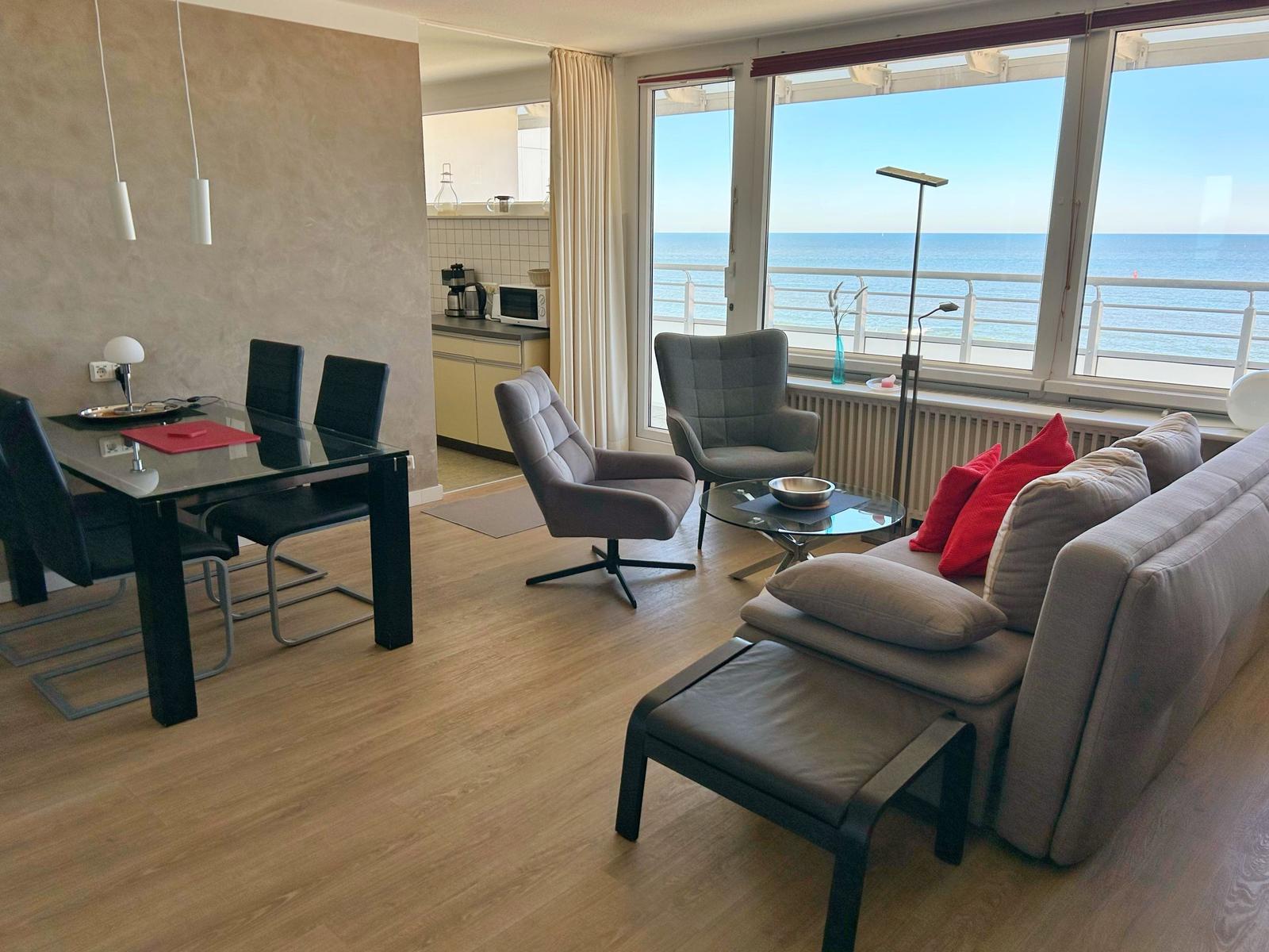 Wohnung mit Küchenbereich, Essbereich und Blick aufs Meer.