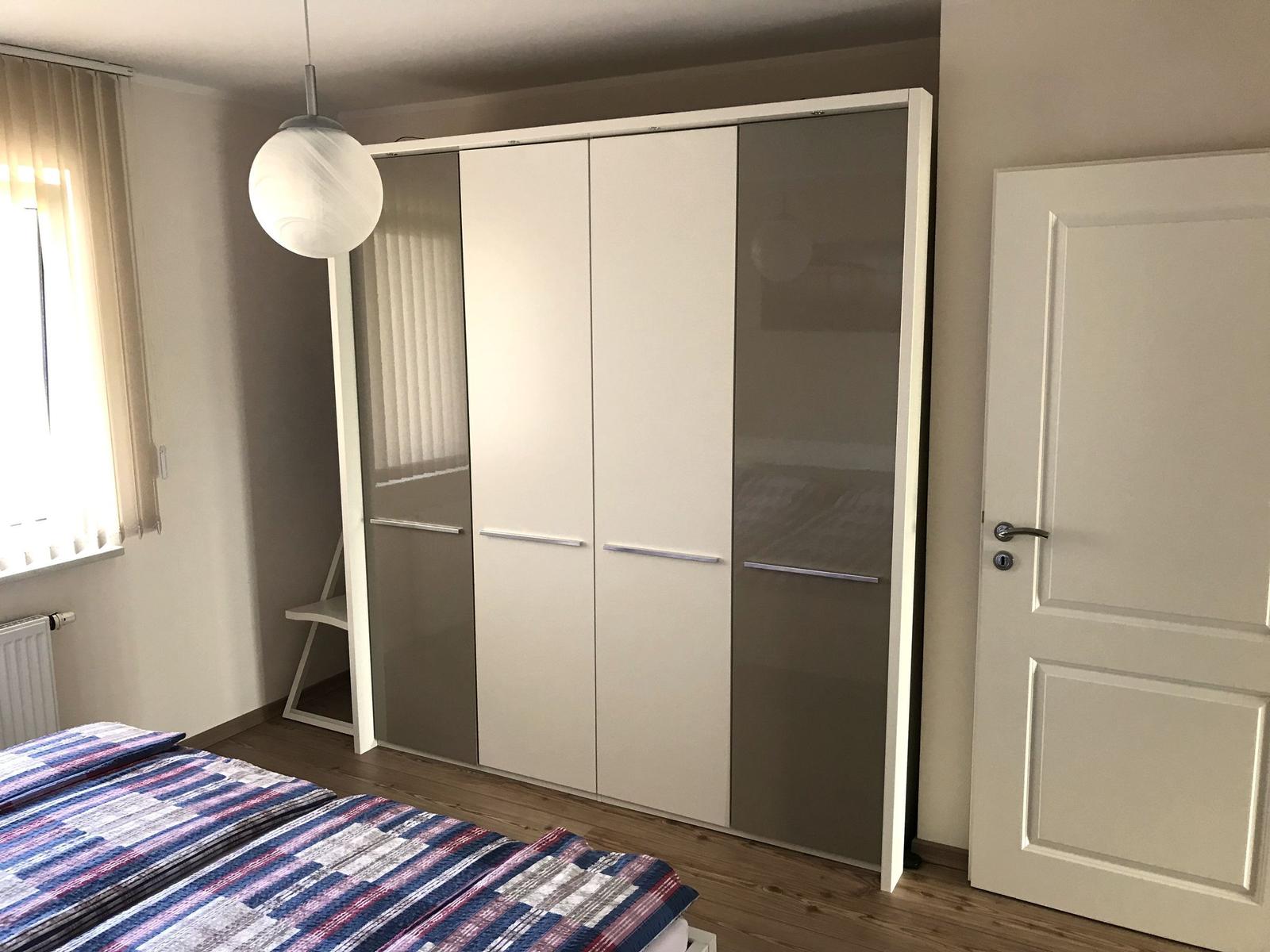 Schlafzimmer mit Schrank