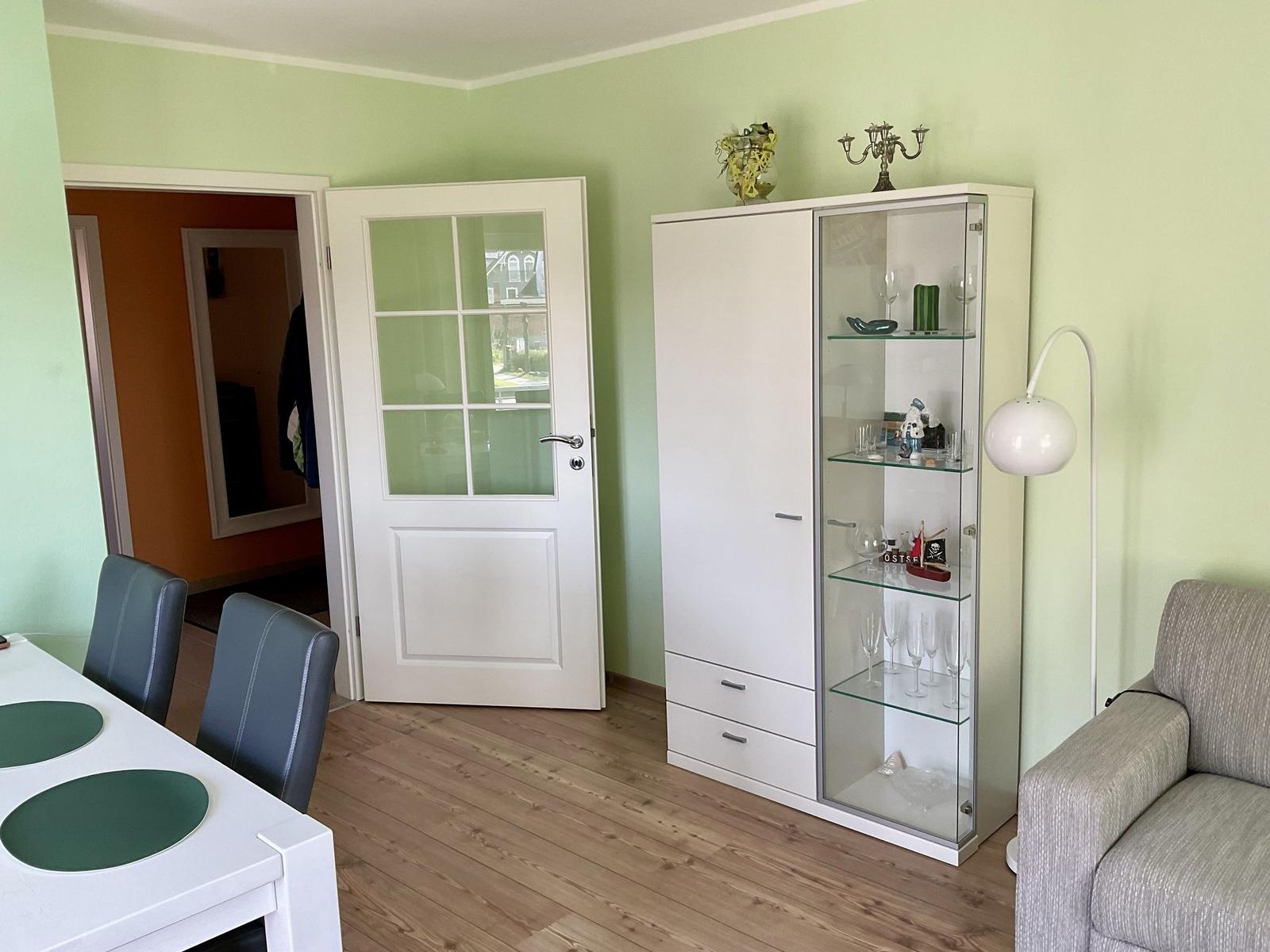 Essbereich mit Wohnzimmerschrank
