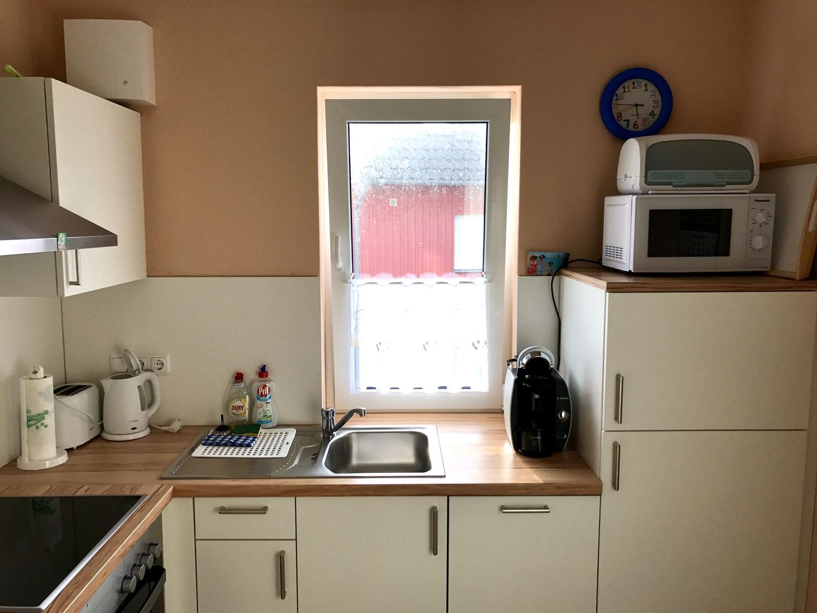 Küchenzeile mit Mikrowelle und Kaffeemaschine