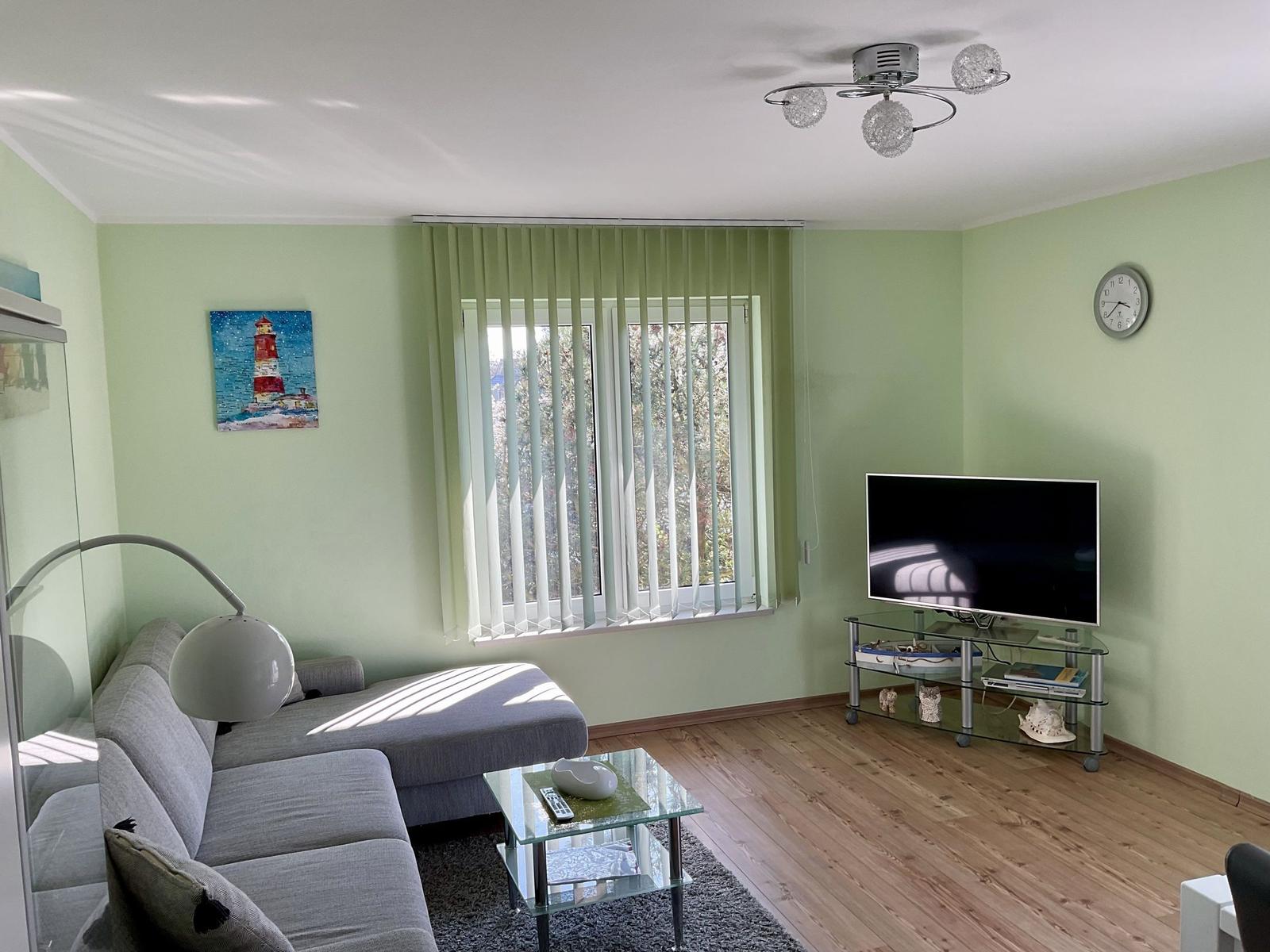 Wohnzimmer mit Sitzecke und TV